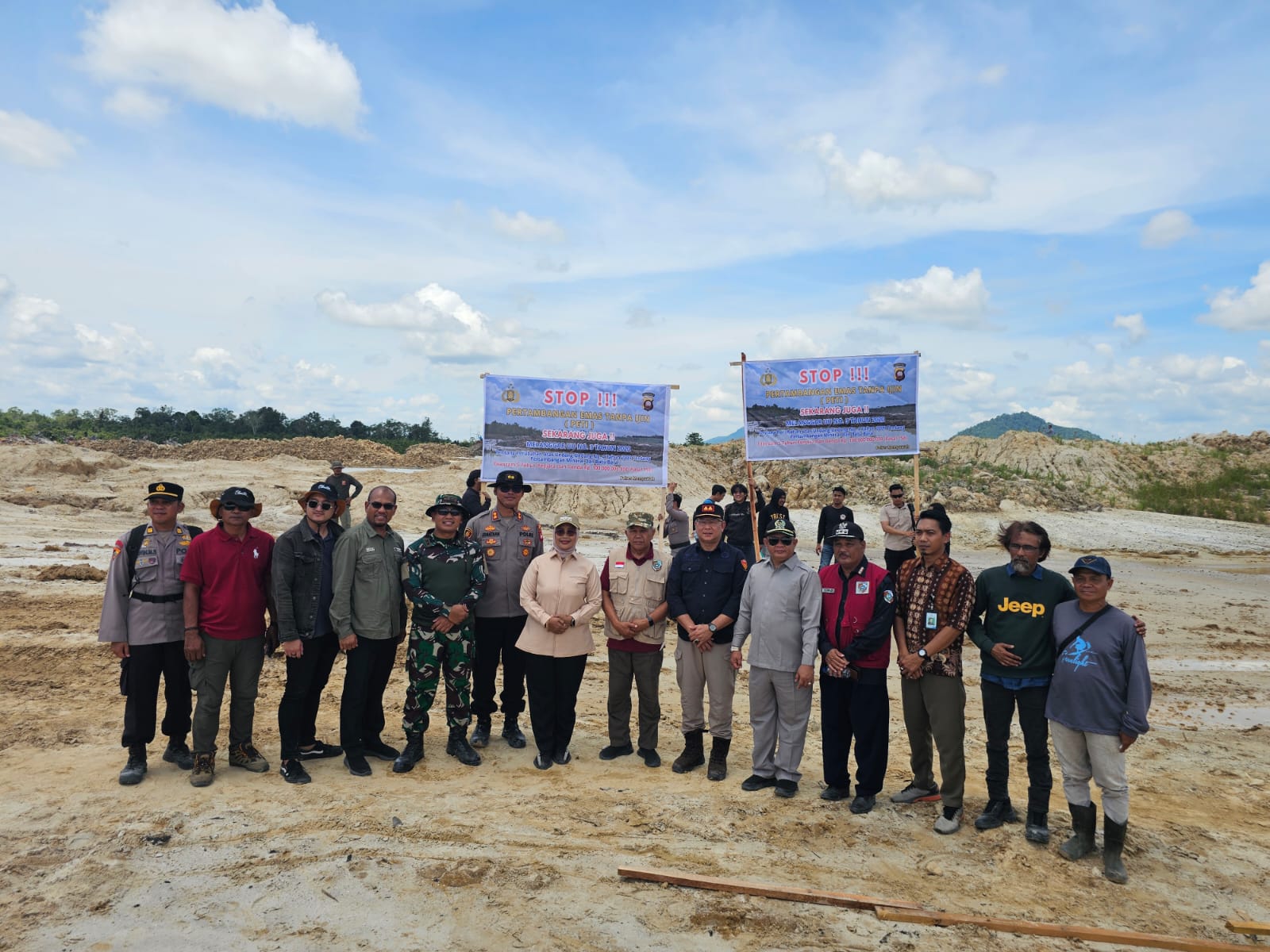 Bupati Mempawah Erlina didampingi Dinas Lingkungan Hidup dan Kehutanan Kalbar, serta Forkopimda saat meninjau lokasi PETI di wilayah perbatasan Kabupaten Mempawah dan Bengkayang.