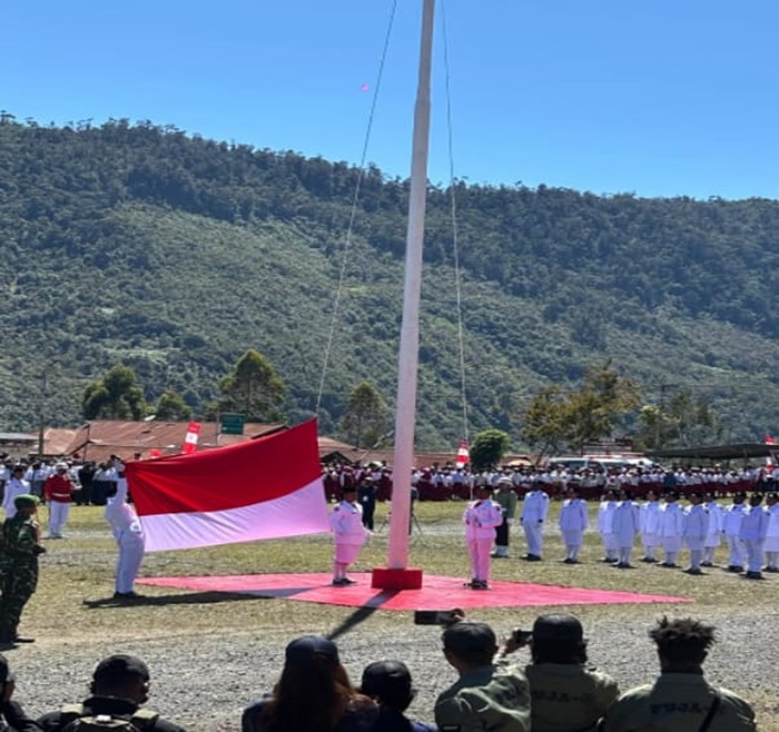 Upacara pengibaran bendera Merah Putih di wilayah pegunungan Papua bersama Satgas Korpasgat Pamtas RI&ndash;PNG, HUT RI ke-80.