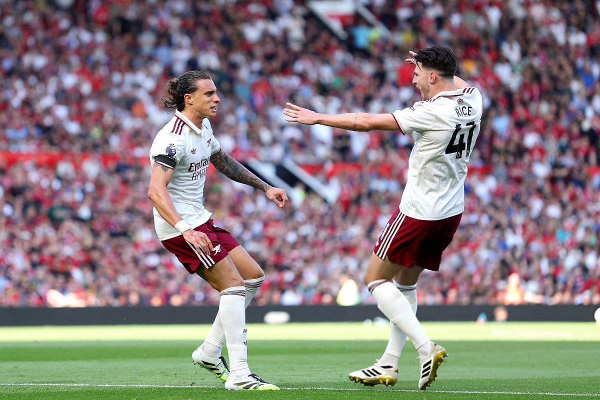 Pemain bek sayap Arsenal merayakan golnya ke gawang Manchester United pada pekan perdana Liga Inggris 2025/2026 di Stadion Old Trafford, Minggu (17/8) malam WIB.