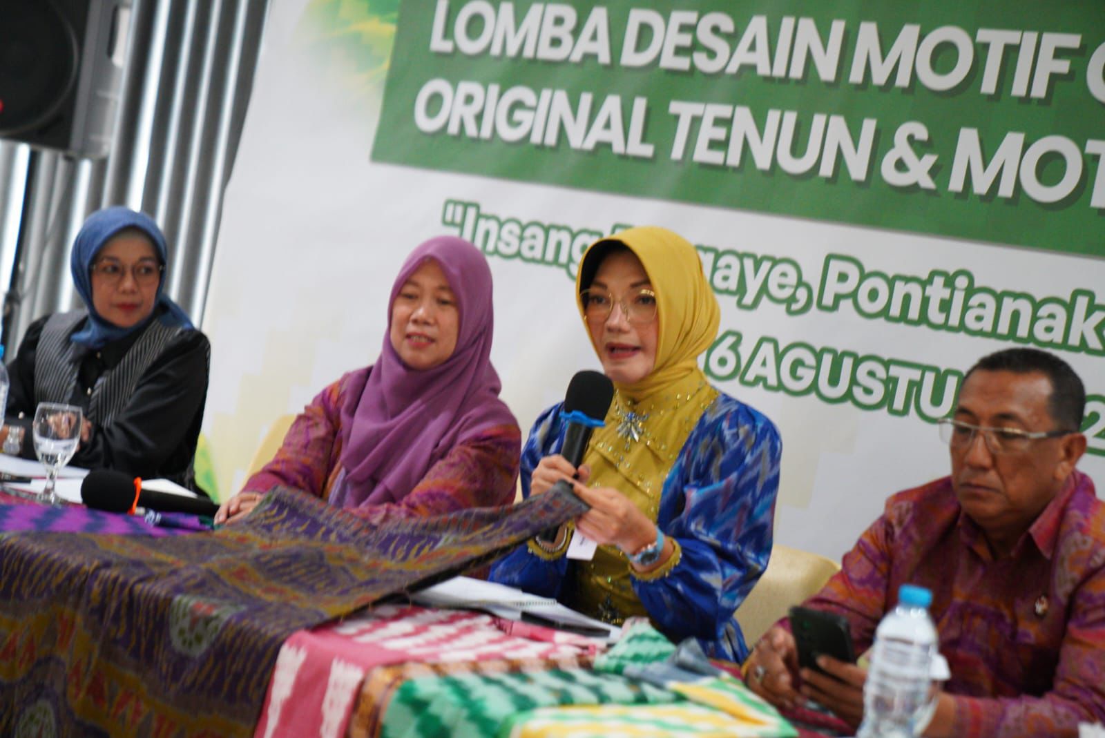 LOMBA: Yanieta Arbiastutie menyampaikan penjelasan terkait Lomba Desain Motif Corak Insang dalam press conference di Gedung UMKM Center.