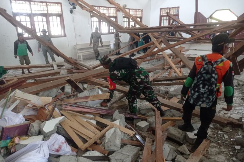 BERSIHKAN BANGUNAN: Aparat TNI/ Polri membantu membersihkan material bangunan yang rusak akibat dampak gempa magnitudo 5,8 mengguncang Kabupaten Poso, Sulawesi Tengah pada Minggu (17/8/2025).