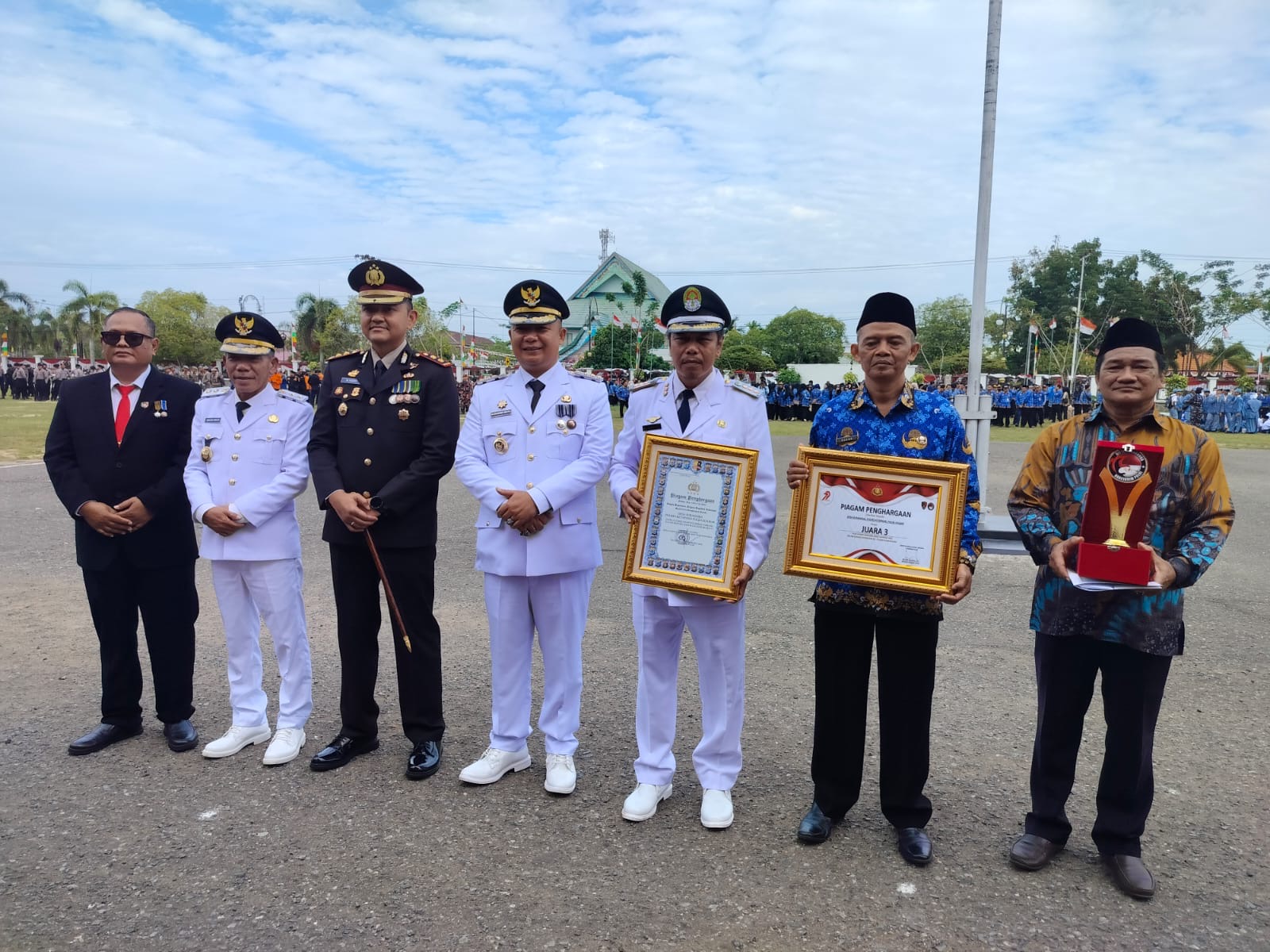 PENGHARGAAN : Bupati Ketapang, Alexander Wilyo, menyerahkan penghargaan kepada Kelurahan Sukaharja sebagai Kampung Bebas Narkoba, Minggu (17/8).