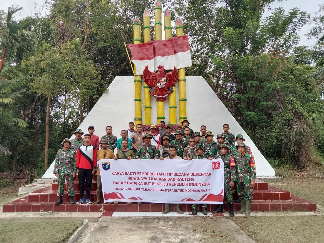 KARYA : Anggota Kodim 1210/Landak usai melakukan karya bakti perbaikan gapura dan bersih makam juang Landak.