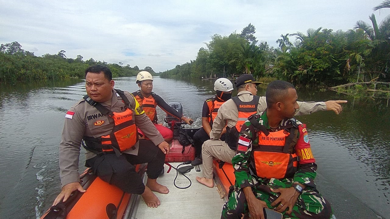 Tim SAR gabungan saat hendak melakukan evakuasi jenasah korban tenggelam di Sungai Sajingan, Sambas. Korban merupakan warga Kabupaten Landak.