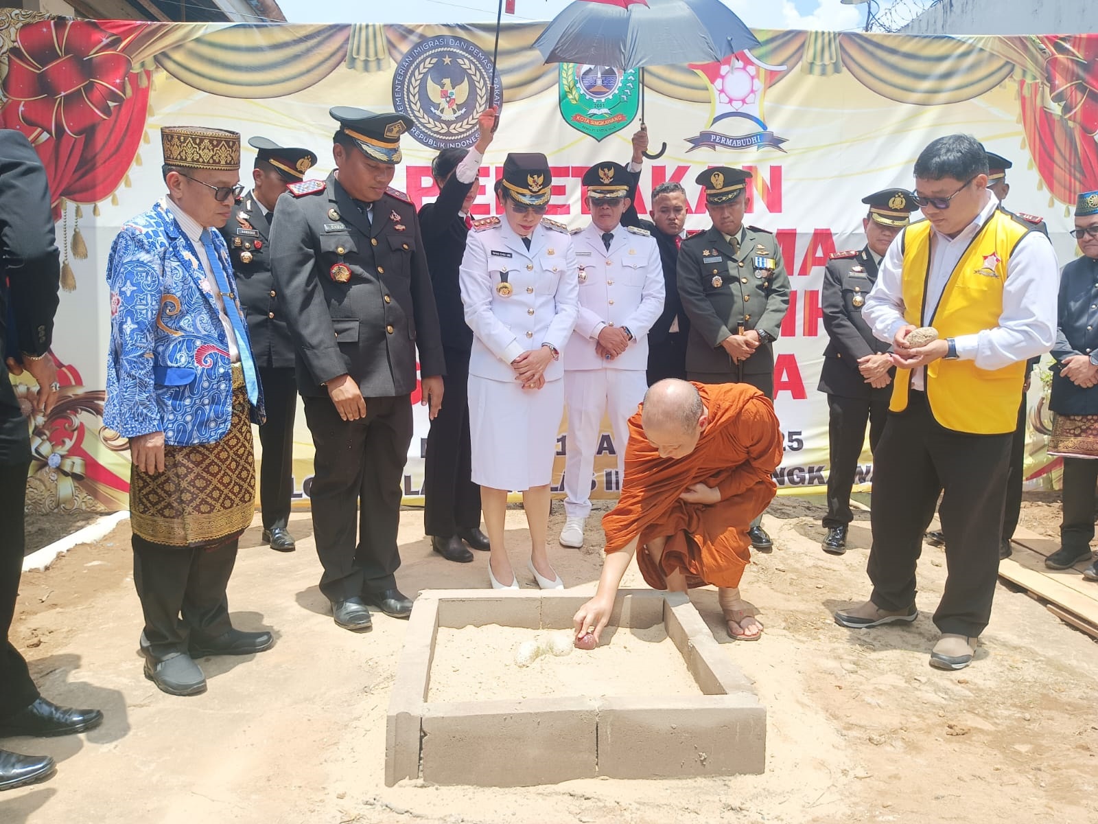 VIHARA : Walikota Singkawang Tjhai Chui Mie dan Forkopimda melakukan peletakkan batu pertama pembangunan Vihara di lingkungan Lapas Kelas IIB Singkawang, Minggu (17/8).