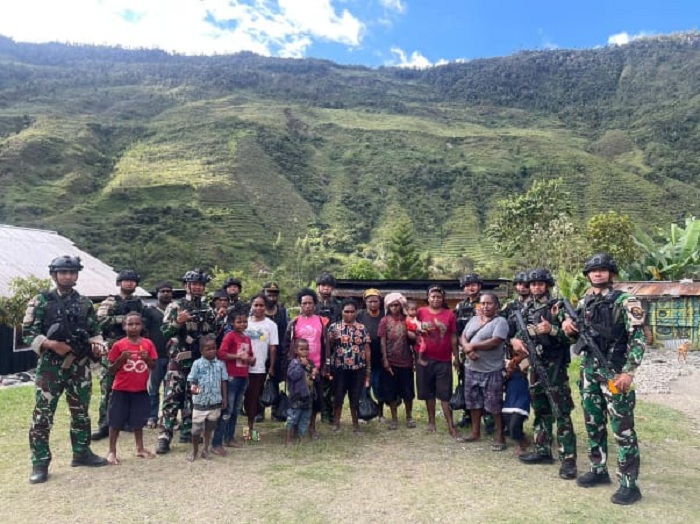 Satgas Korpasgat Pos Mulia berbagi kebahagiaan HUT ke-80 RI bersama warga Desa Wuyuki, Puncak Jaya.