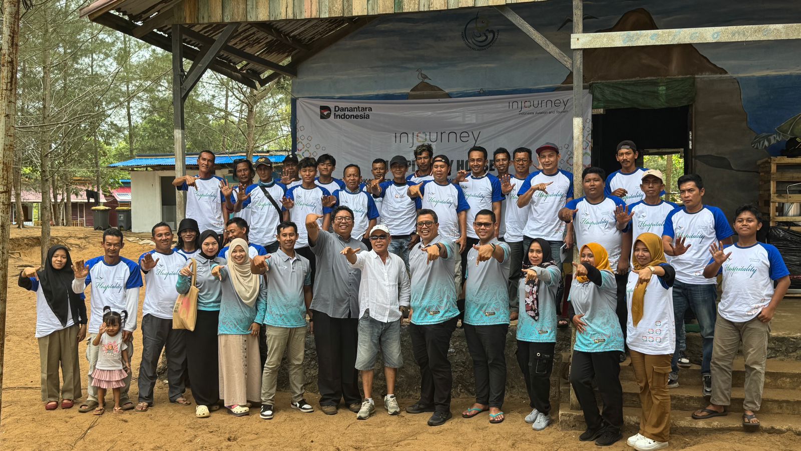 Sejumlah perwakilan PT Angkasa Pura Indonesia Kantor Cabang Bandara Supadio berfoto bersama peserta pelatihan hospitality Pokdarwis di Pantai Tanjung Api Paloh, Sambas.