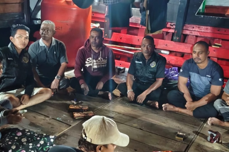 SELAMAT: Nakhoda dan tiga anak buah kapal (ABK) Kapal Motor (KM) King yang tenggelam di perairan Padang Tikar Satu berhasil selamat.