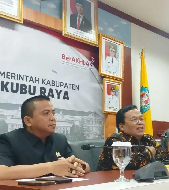 RAKOR: Wakil Bupati Kubu Raya Sukiryanto (kanan) memimpin rapat koordinasi percepatan pembangunan listrik desa di Ruang Pamong Praja I, Kantor Bupati Kubu Raya.