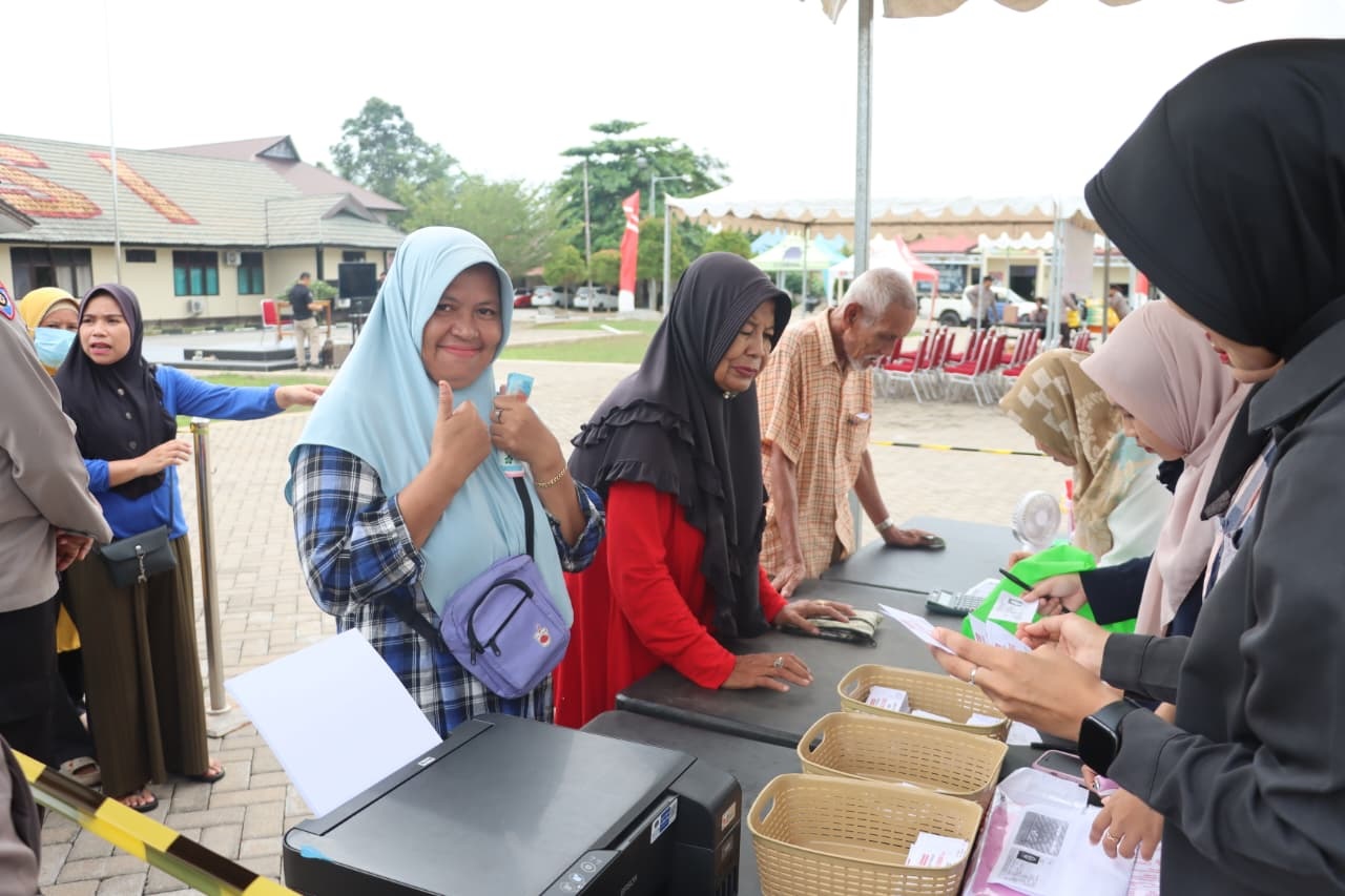 PANGAN MURAH: Kegiatan Gerakan Pangan Murah di Polres Sambas mendapatkan sambutan antusias dari masyarakat.
