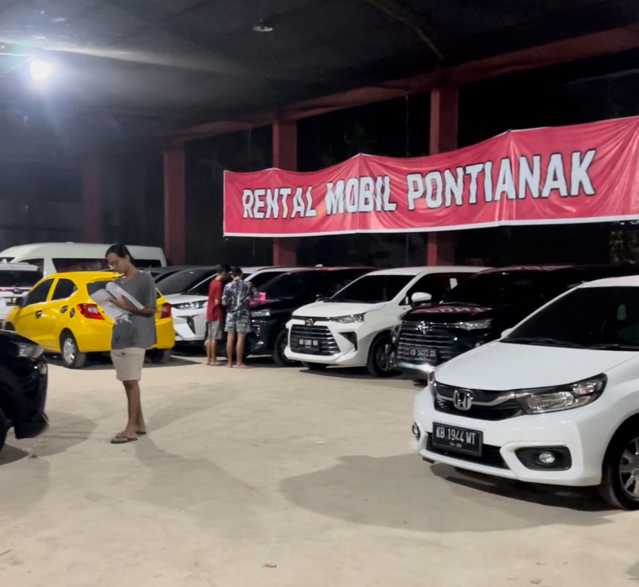 Suasana garasi PamungkasTransindo.com, penyedia layanan rental mobil terpercaya di Pontianak.