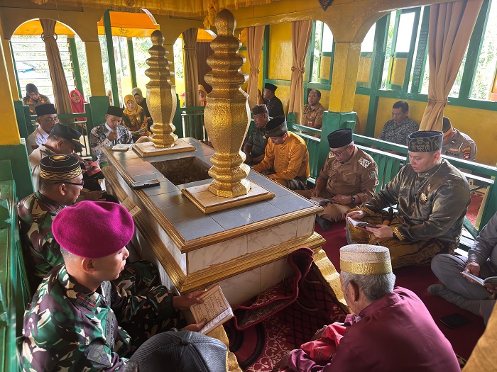 ZIARAH: Suasana ziarah ke Makam Opu Daeng Menambon.