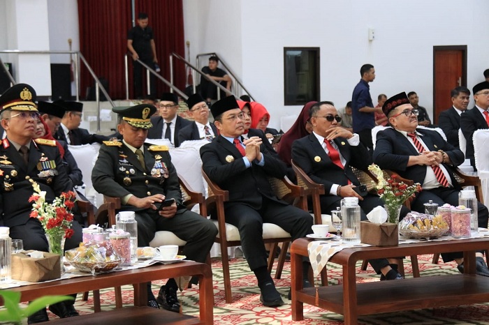 MENYIMAK: Gubernur Kalbar Ria Norsan bersama Forkopimda mengikuti Pidato Kenegaraan Presiden RI Prabowo Subianto secara virtual dari Balai Petitih, Kantor Gubernur Kalbar, Jumat (15/8).
