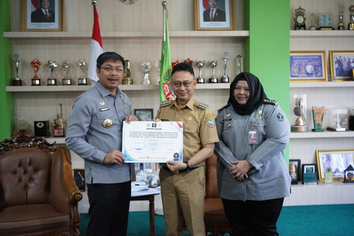 KOMITMEN: Wali Kota Pontianak Edi Rusdi Kamtono bersama Kepala Kanwil Kementerian Hukum Kalbar Jonny Pesta Simamora memperlihatkan piagam komitmen bersama.