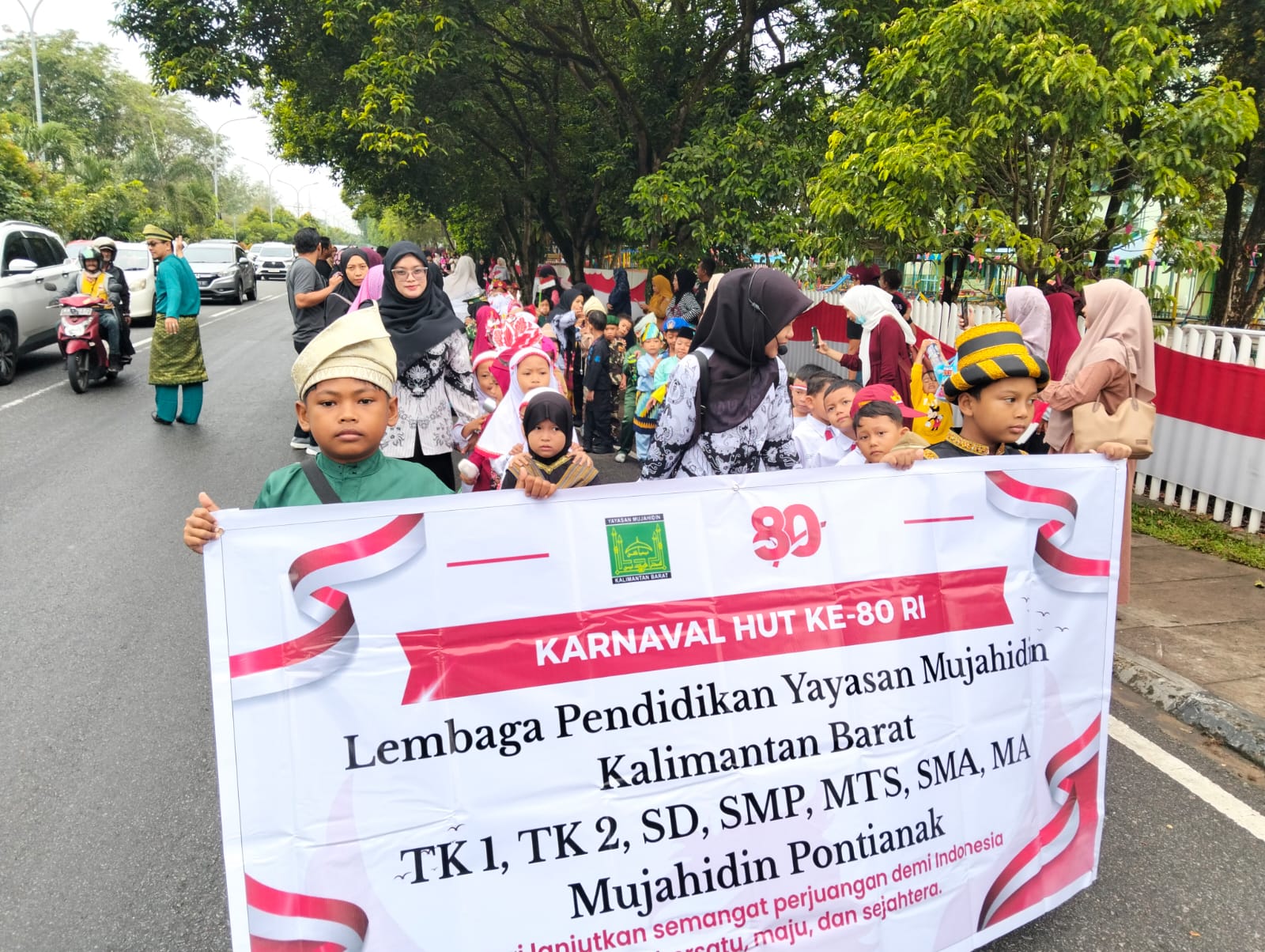 KARNAVAL: Pelajar Mujahidin Pontianak mengikuti karnaval HUT ke-80 kemerdekaan Republik Indonesia.