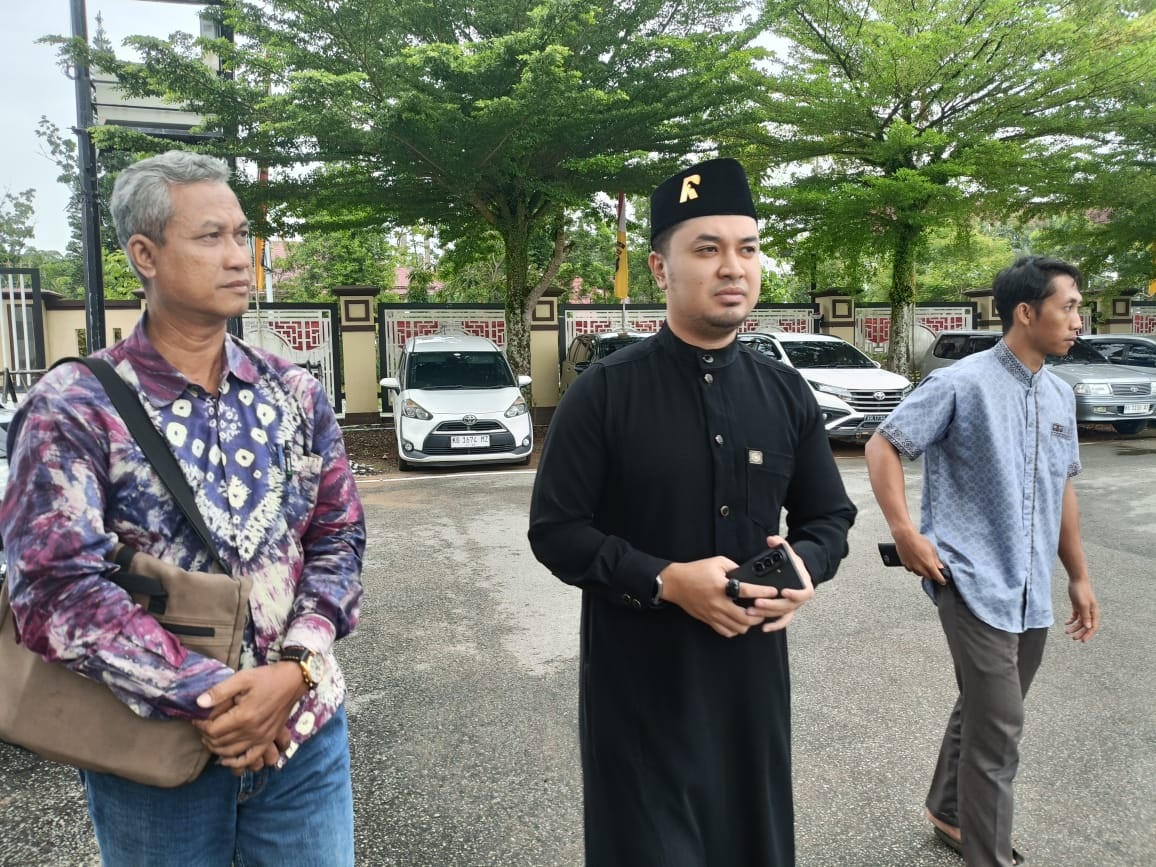 LAPOR POLDA: Ustaz Berri Mardani, Pimpinan Pondok Pesantren dan Masjid Sulthan Annashira saat melaporkan Anwar Ryanto Lim dan kuasa hukumnya Raka Dwi Permana ke Polda Kalimantan Barat.