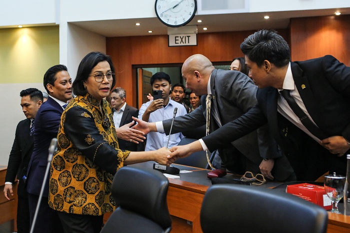 Menteri Keuangan Sri Mulyani Indrawati (ketiga kiri) didampingi Wakil Menteri Keuangan Thomas Djiwandono (kedua kiri) berjabat tangan dengan anggota Banggar DPR sebelum mengikuti Rapat Kerja bersama Banggar DPR di Kompleks Parlemen, Senayan, Jakarta, Sela