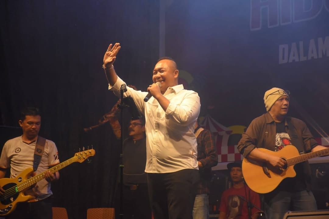PESTA: Bupati Ketapang, Alexander Wilyo, larut dalam pesta rakyat dalam rangka memperingati HUT ke-80 RI, Senin (18/8) malam.