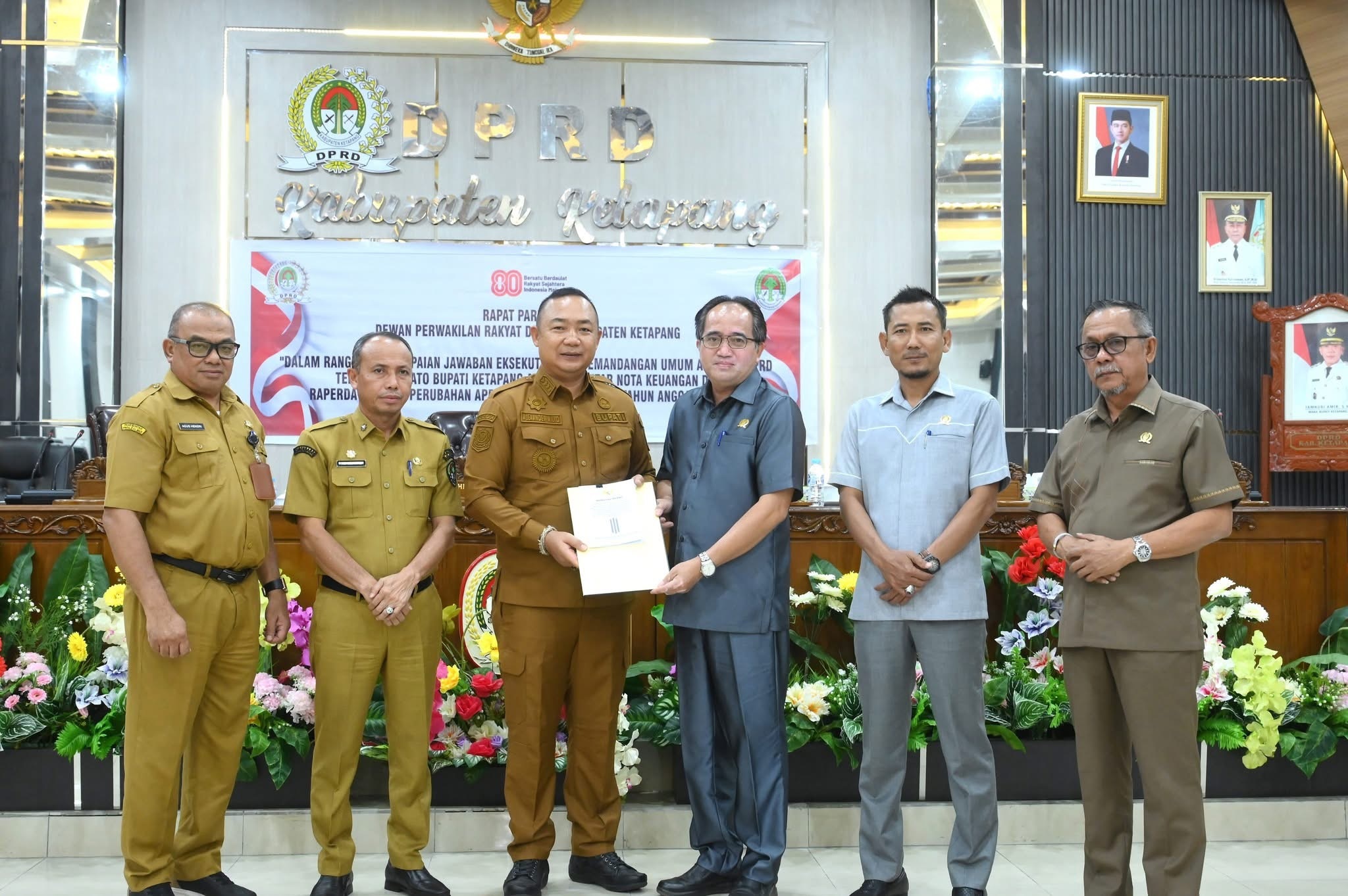 JAWABAN : Bupati Ketapang, Alexander Wilyo, menyampaikan jawaban atas pandangan umum anggota DPRD atas nota keuangan dan Raperda APBD Perubahan 2025, Selasa (19/8).