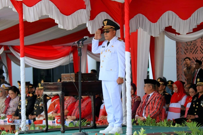 HUT RI: Wakil Gubernur Kalimantan Barat, Krisantus Kurniawan saat memimpin Upacara Penurunan Bendera Merah Putih yang berlangsung di halaman Kantor Gubernur Kalbar.