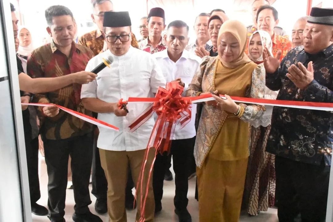 RESMIKAN: Bupati Kubu Raya, Sujiwo, meresmikan bersama Ketua TP PKK Atzebiyatulensi dan Wakil Ketua DPRD Jainal Abidin meresmikan Kantor Desa Limbung, Kecamatan Sungai Raya, Senin (18/8).