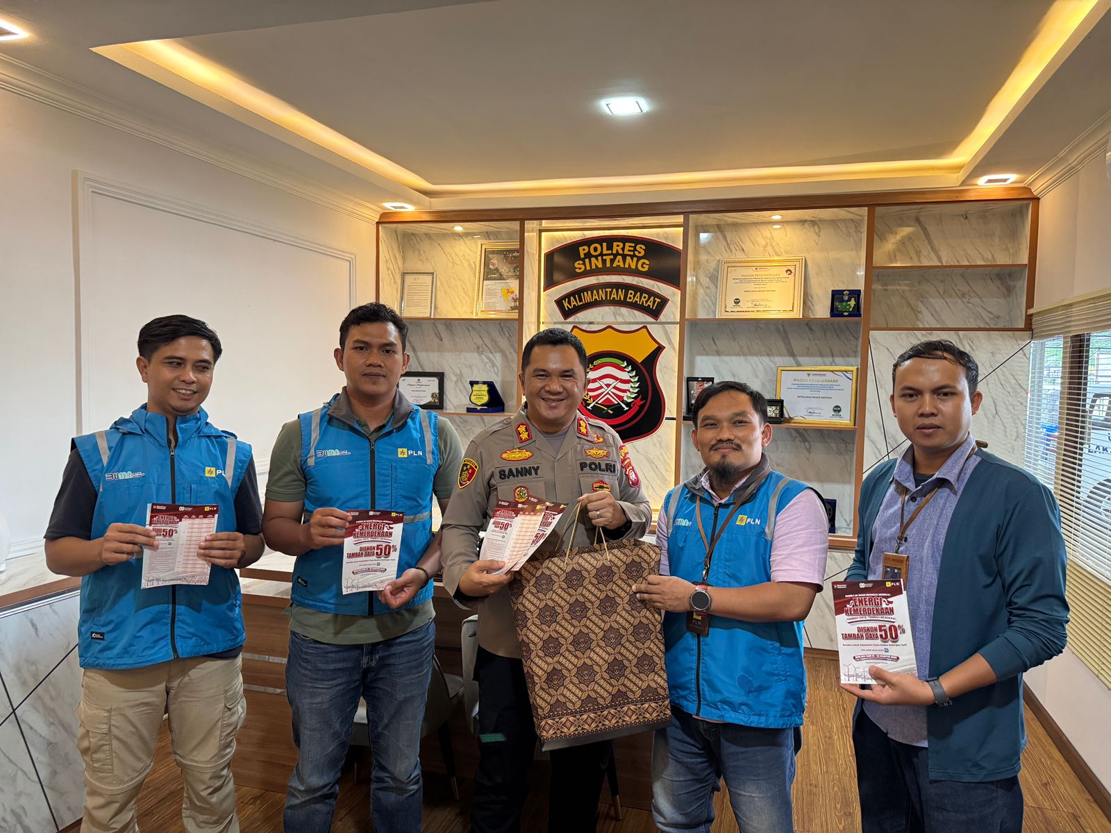 Manager PLN ULP Sintang, Alex Halmar (kedua dari kanan) berserta tim dan Kapolres Sintang, AKBP Sanny Handityo, S.H., S.I.K. (Ketiga dari kanan), sesaat setelah dilakukan sosialisasi program tambah