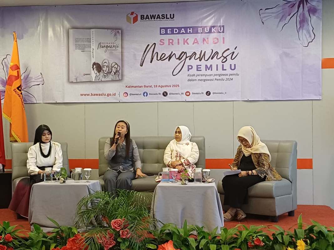Anggota Bawaslu Kalbar, Agnesia Ermi (dua dari kiri) berbagi kisah perjuangannya mengawasi pemilu dari tingkat kecamatan hingga provinsi dalam bedah buku Srikandi Mengawasi Pemilu.