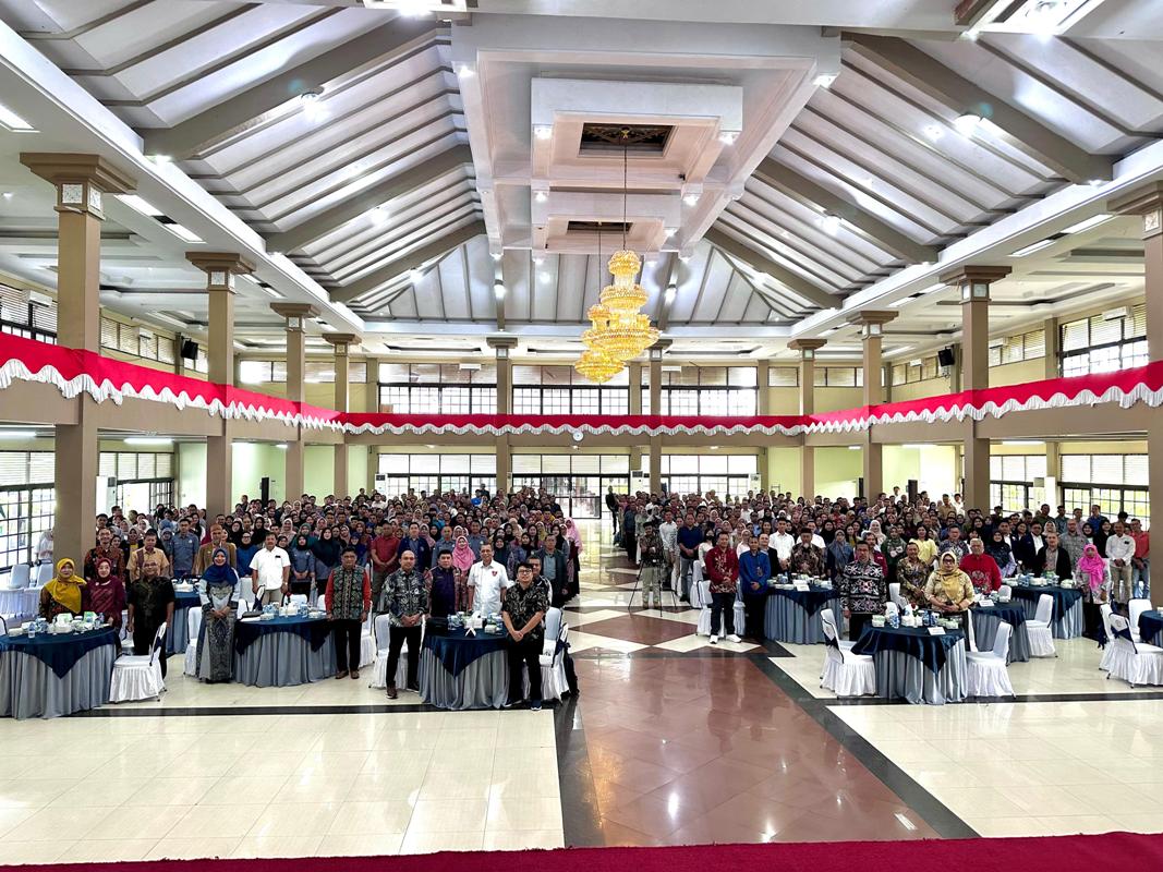 Mahasiswa Baru Pascasarjana Untan Semester Ganjil Tahun Akademik 2025/2026 hadir pada saat Kuliah Umum.
