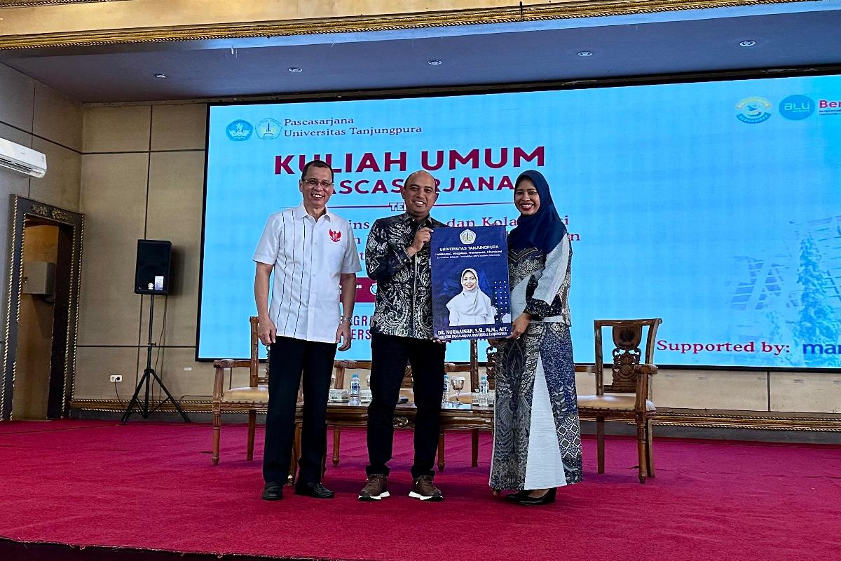 Penyerahan secara Simbolis Mock up KTM Mahasiswa Pascasarjana oleh CEO Region Kalimantan PT. Bank Mandiri kepada Direktur Pascasarjana Untan.