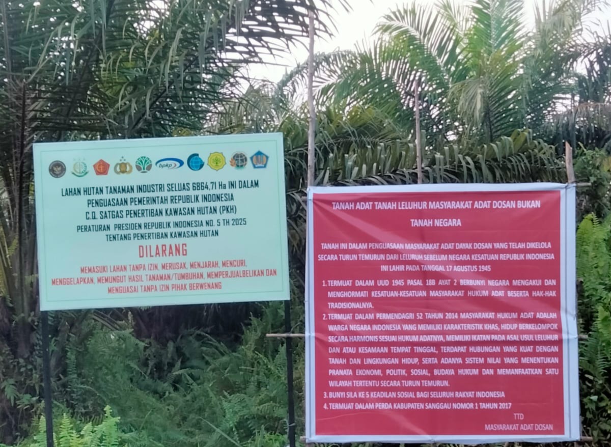 SEGEL : Plang penyegelan oleh Satgas PKH yang dilakukan di salah satu desa di Kabupaten Sanggau. Disebelahnya terdapat pula plang penolakan warga sekitar.