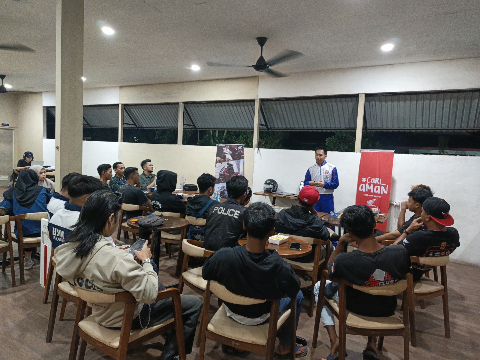 &nbsp;  Instruktur Safety Riding Astra Motor Kalbar memberikan edukasi teknik touring aman kepada Komunitas Honda Sekadau dalam program #Cari\_aman.