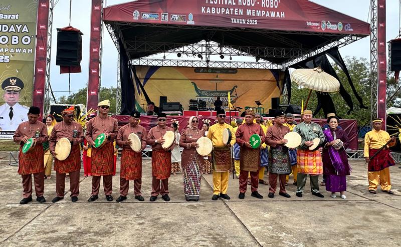 TAR: Pembukaan Festival Budaya Robo-robo Kuala Mempawah tahun 2025 ditandai dengan pemukulan alat musik tradisional tar.