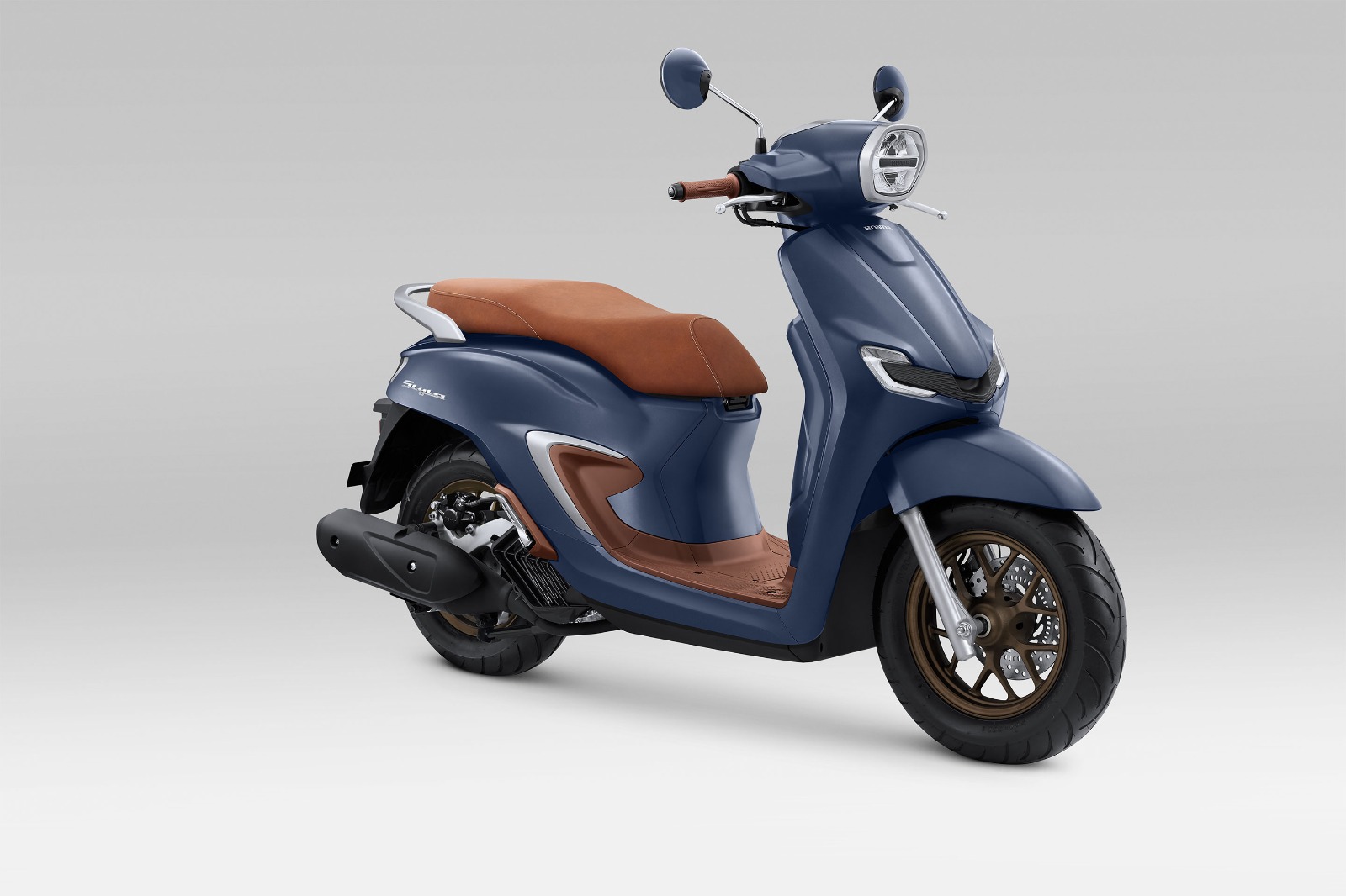 New Honda Stylo 160 warna Royal Matte Blue hadir sebagai pilihan baru bagi pecinta skutik premium yang ingin tampil mewah, stylish, dan percaya diri di jalanan.