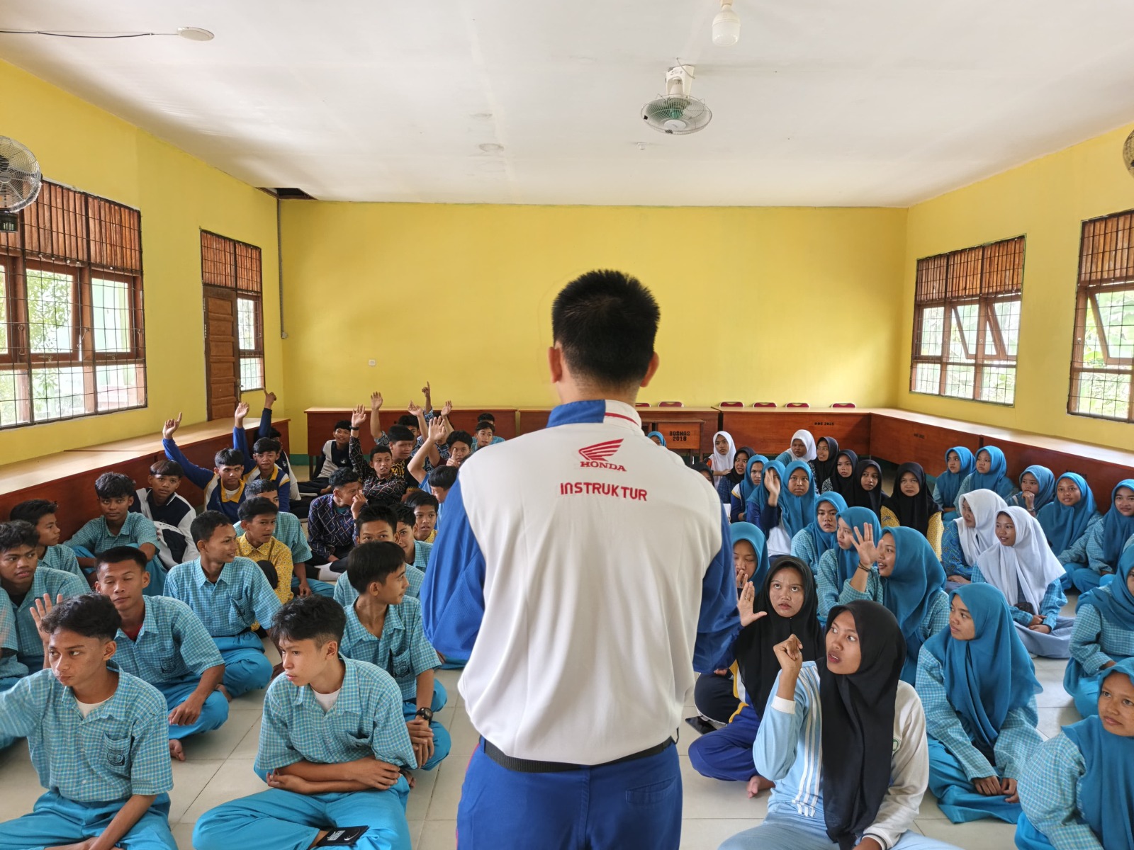 Instruktur Safety Riding Astra Motor Kalbar membimbing siswa SMA N 2 Kakap mempraktikkan teknik berkendara aman dalam program Sinergi Bagi Negeri.