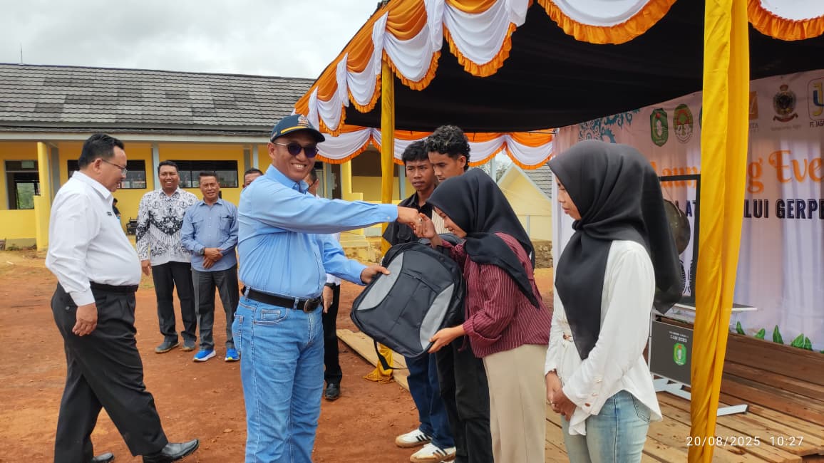 General Manager PT Lab Sampoerna agro menyerahkan  menyerahkan perlengkapan sekolah kepada peserta program GARDA ATS-GERPENDIK di Sandai, 20 Agustus 2025.
