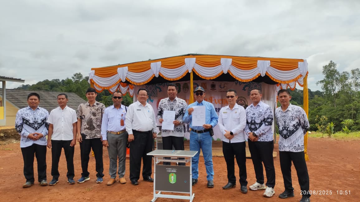 Pimpinan PT Lanang Agro Bersatu dan pihak sekolah berpose bersama usai penandatanganan dukungan program pendidikan inklusif di Sandai, 20 Agustus 2025.