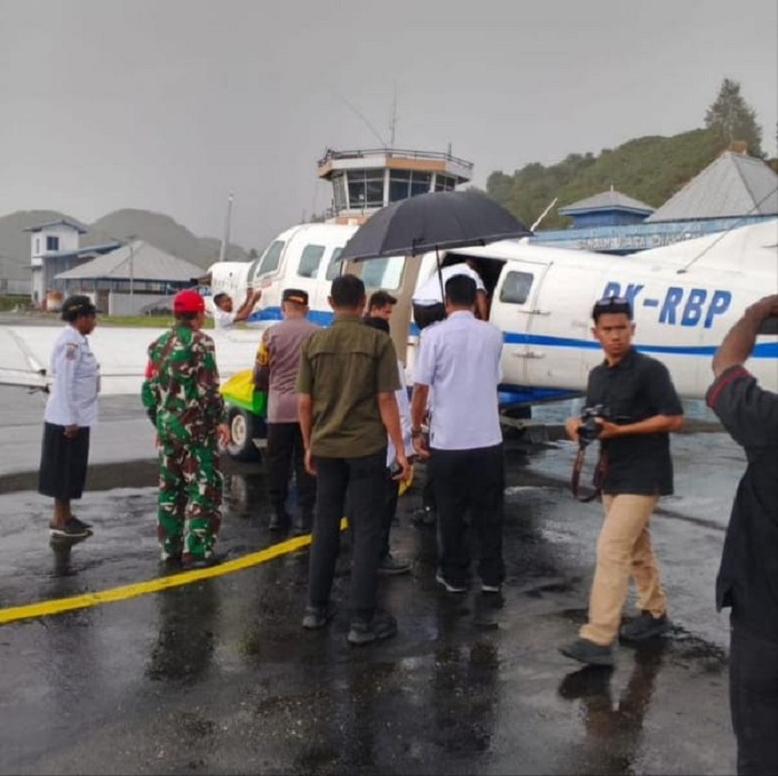 Wagub Papua Tengah Denias Geley tiba di Bandara Enarotali, Paniai, disambut aparat TNI-Polri dan pemerintah daerah.
