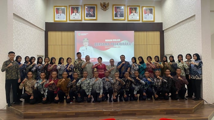 DIABADIKAN: Wali Kota Singkawang Tjhai Chui Mie berfoto bersama 33 anggota Paskibraka usai jamuan makan malam di Rumah Jabatan Wali Kota, Selasa malam (19/8).