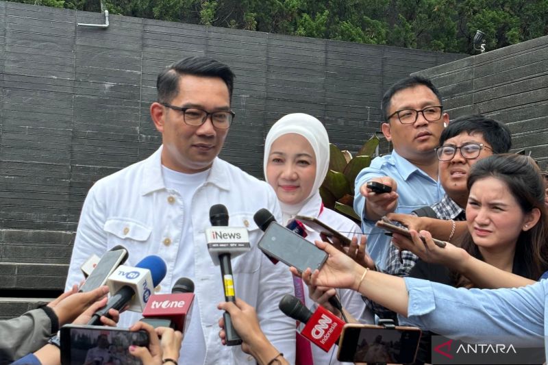 BERI KETERANGAN: Mantan Gubernur Jawa Barat Ridwan Kamil saat memberikan keterangan di Kota Bandung, Jawa Barat.