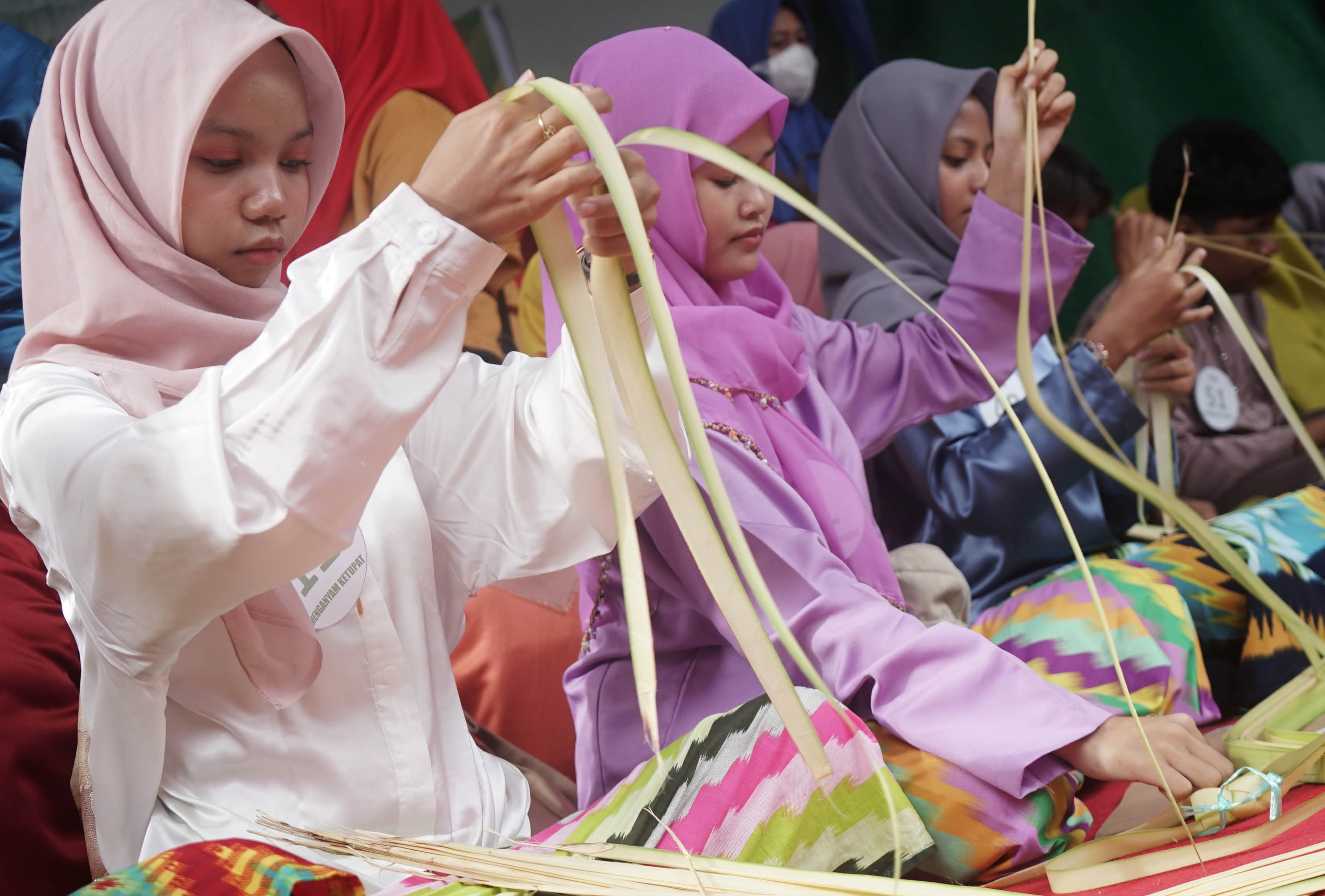 MENGANYAM KETUPAT: Sejumlah pelajar mengikuti lomba menganyam ketupat di Pesta Rakyat Robo-Robo Kota Pontianak