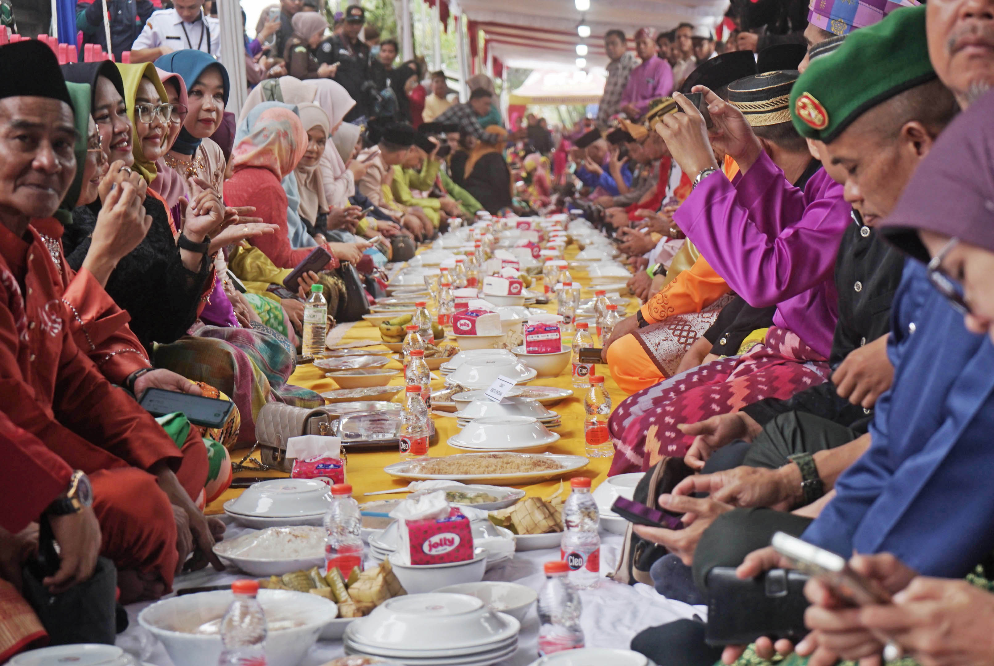 ROBO-ROBO: Masyarakat mengikuti acara Pesta Rakyat Robo-Robo Kota Pontianak yang di gelar di Jalan Tanjung Harapan, Kelurahan Banjar Serasan.
