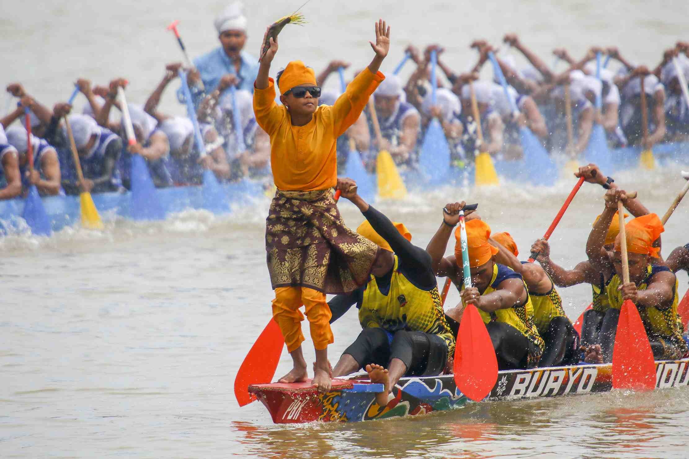 PACU JALUR: Para peserta mengayuh jalur dalam perhelatan Pacu Jalur 2025 di tepian Narosa, Kabupaten Kuantan Singingi, Riau, Rabu (20/8). Event ini menjadi sorotan dunia setelah viral di media social.