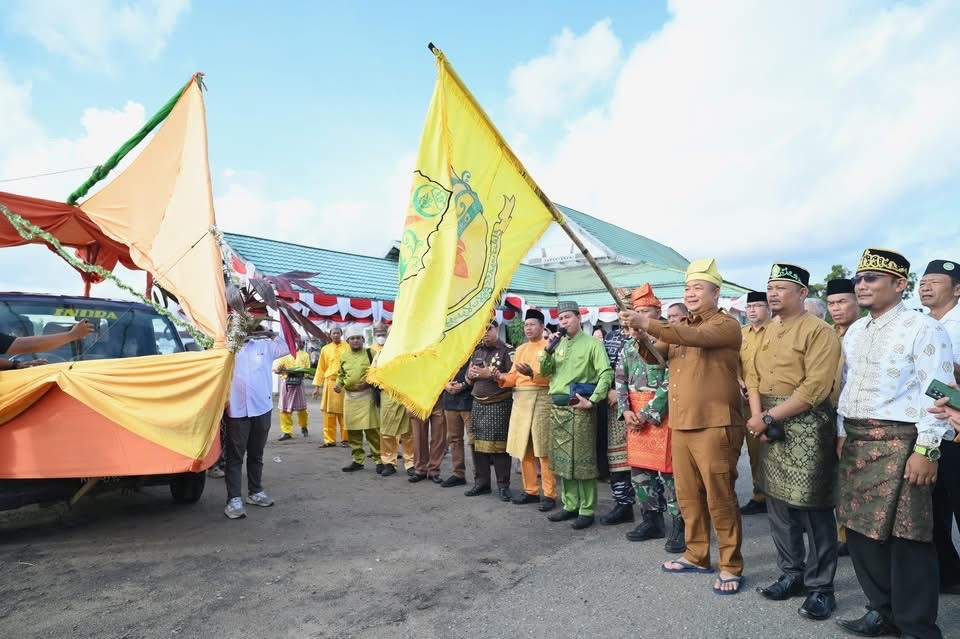 perjalanan : Bupati Ketapang, Alexander Wilyo, melepas perjalanan rombongan pembaca Doa Akashah di Pendopo Bupati, Selasa (19/8) sore.