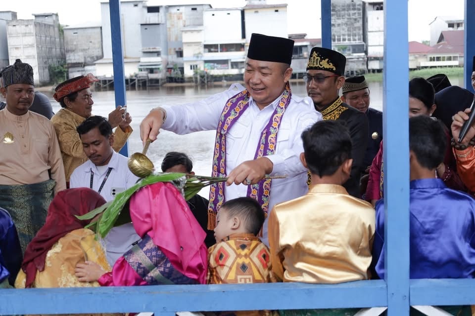 MANDI SAFAR : Bupati Ketapang, Alexander Wilyo, memandikan anak-anak pada acara Robo-Robo dan Mandi Safar di Kelurahan Kauman, Kecamatan Benua Kayong, Rabu (20/8) pagi.