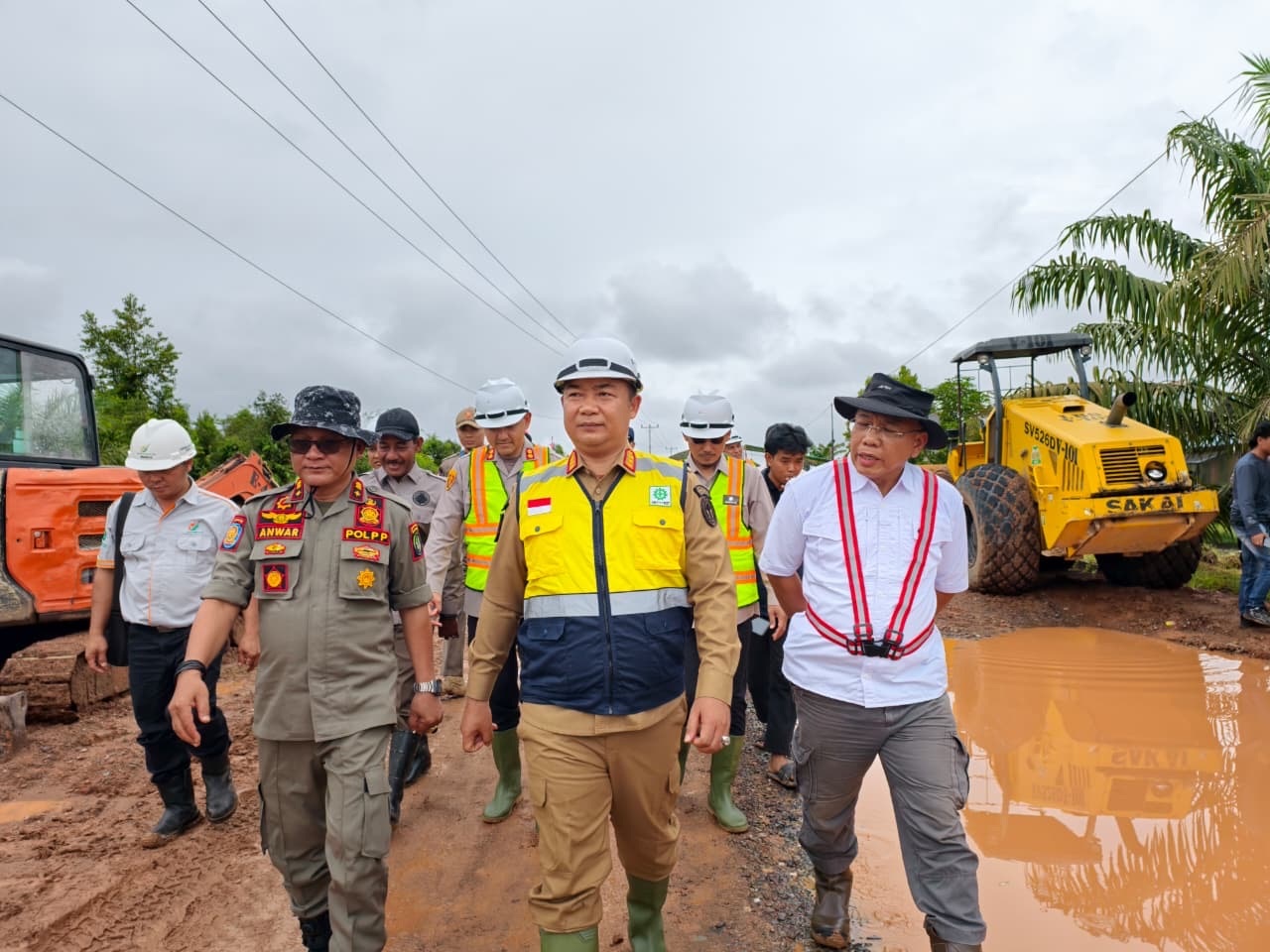 TINJAU : Bupati Ketapang, Alexander Wilyo, meninjau perbaikan ruas Jalan Pelang-Batu Tajam beberapa waktu lalu.
