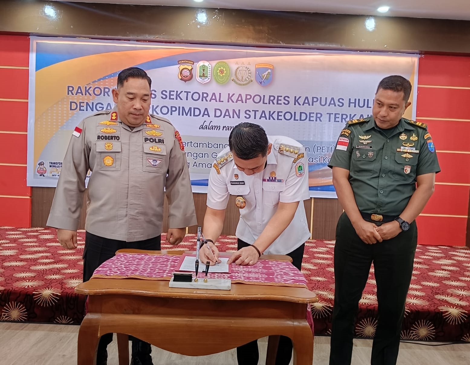 ILEGAL : Penyitaan rokok ilegal yang dilakukan Bea Cukai Nanga Badau bersama TNI dan Polri di Perbatasan Indonesia - Malaysia.