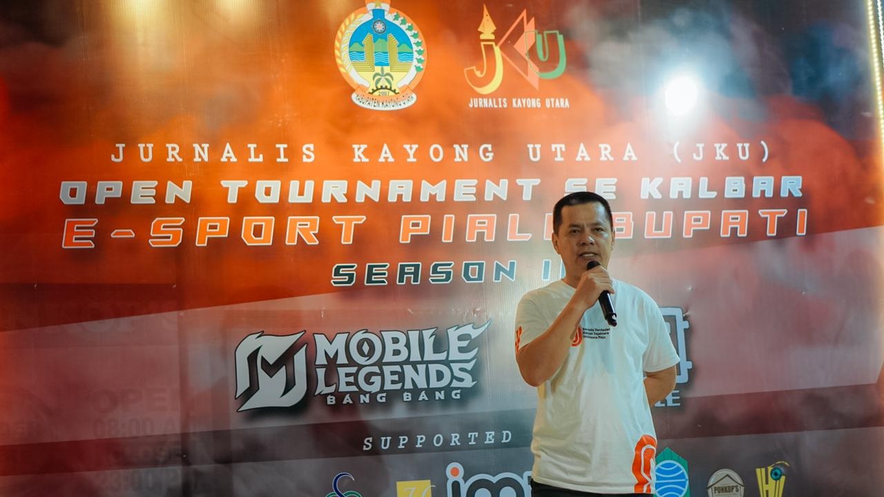 TURNAMEN : Bupati Kayong Utara Romi Wijaya saat menutup open turnamen JKU Esport season ke III, yang di gelar di Pasar Daerah Sukadana, Pondok Kopi Sukadana.