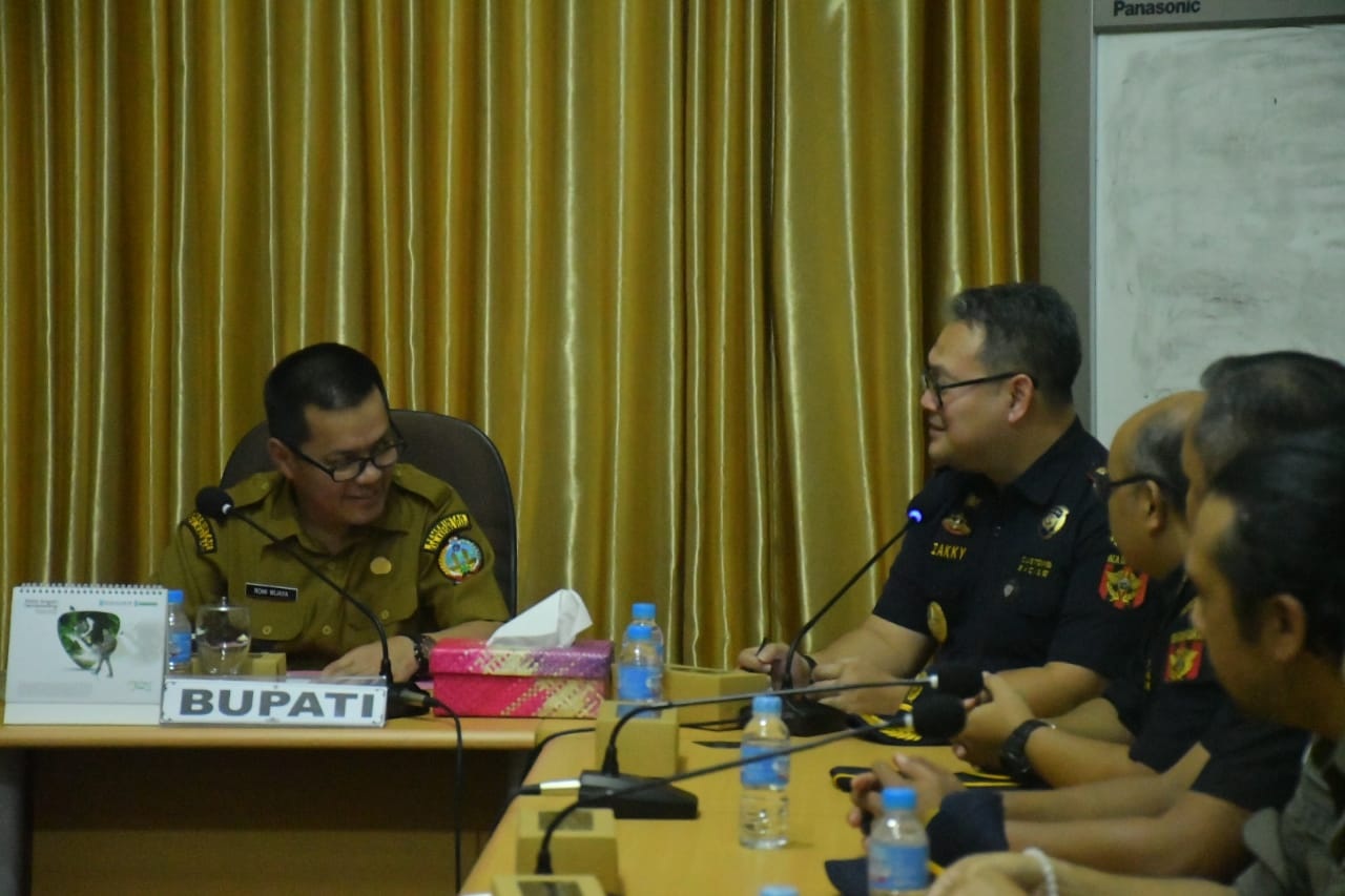 SILATURAHMI : Silaturahmi Kepala Kantor Bea Cukai Ketapang, Ahmad Zakky, di sambut Bupati Kayong Utara Romi Wijaya.&nbsp;