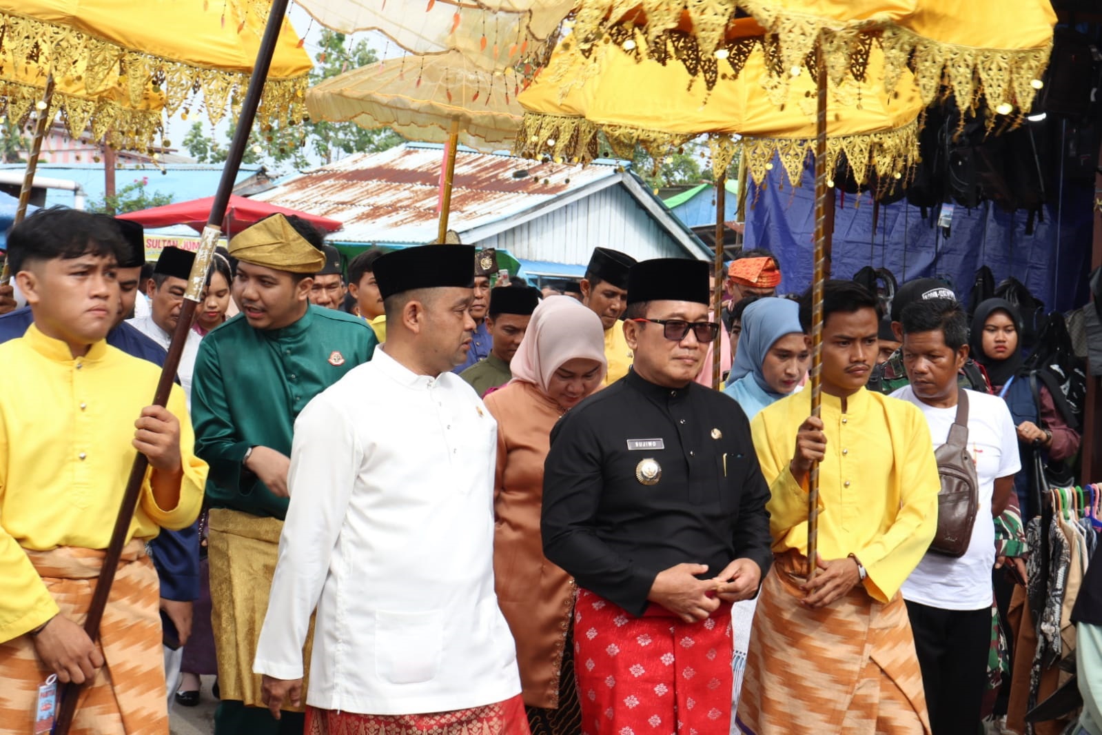 MERIAH: (Kanan) Bupati Kubu Raya, Sujiwo, membuka Pekan Budaya Robo&rsquo;-Robo&rsquo; 2025 yang berlangsung meriah di Desa Sungai Kakap, Rabu (20/8). (Kiri) Bupati Kubu Raya, Sujiwo dan jajaran turut makan sapra