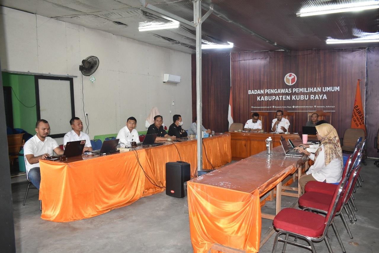 RAPAT: Jajaran KPU Kubu Raya dan Bawaslu Kubu Raya saat membahas pengawasan Alat Peraga Kampanye (APK) Pemilu 2024 di ruang rapat Bawaslu.